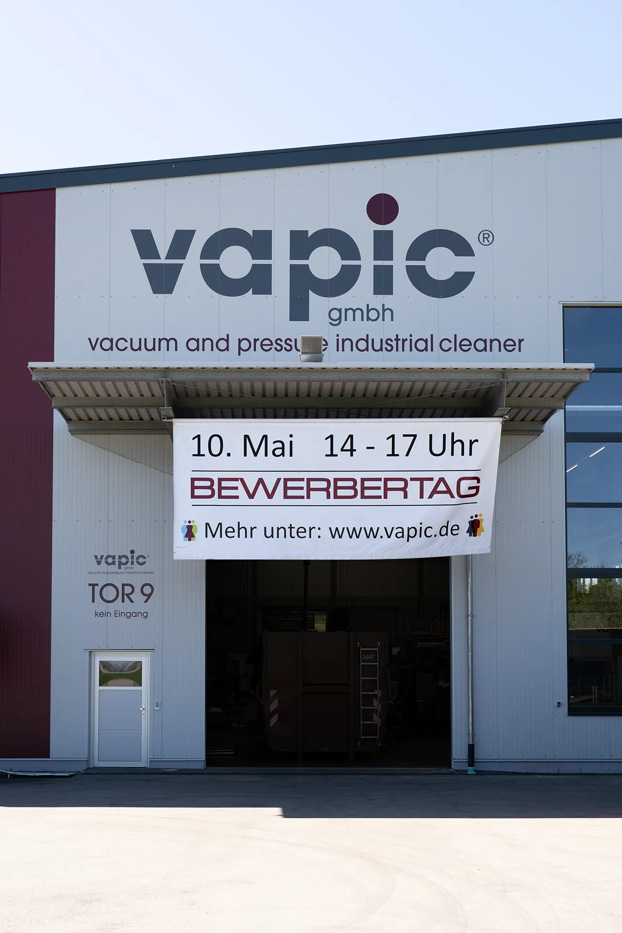 Banner an vapic Firmengebäude zum Bewerbertag